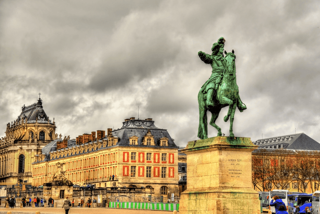 Image of a statue of King Louis XIV of France