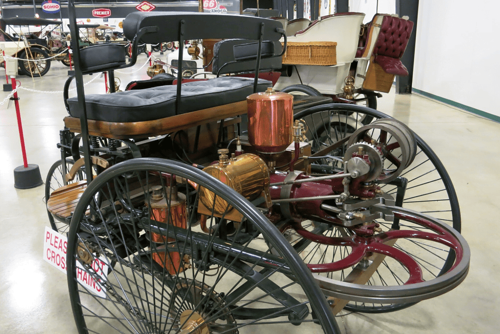 Image of an early internal combustion engine in a three-wheeled vehicle