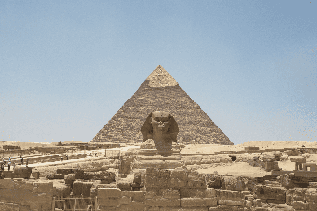 Image of the Sphinx and great pyramid of Giza