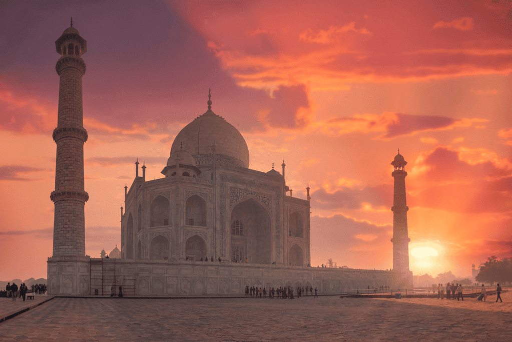 Image of the Taj Mahal in India at dusk.