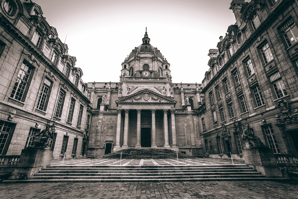 Image of a courtyard at the University of Paris