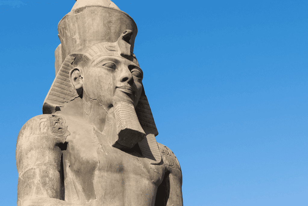 Image of a statue of Ramesses the Great, a monumental representation of one of the most powerful pharaohs of ancient Egypt.