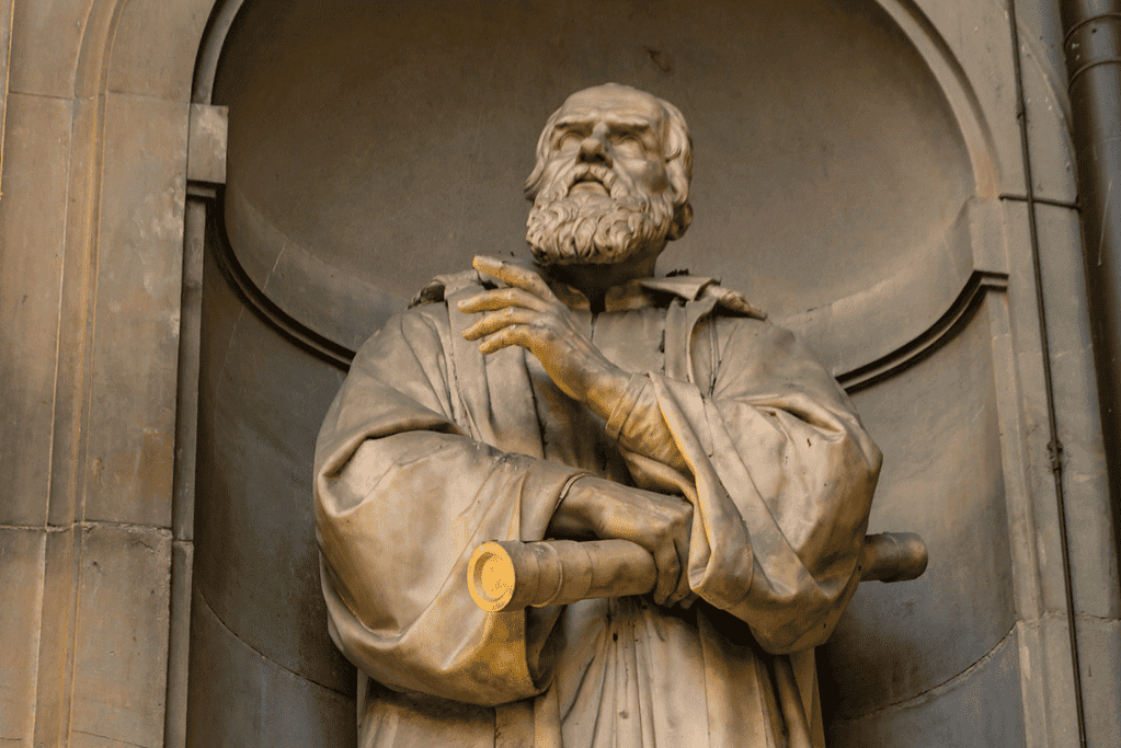 Image of a statue of astronomer and inventor, Galileo Galilei
