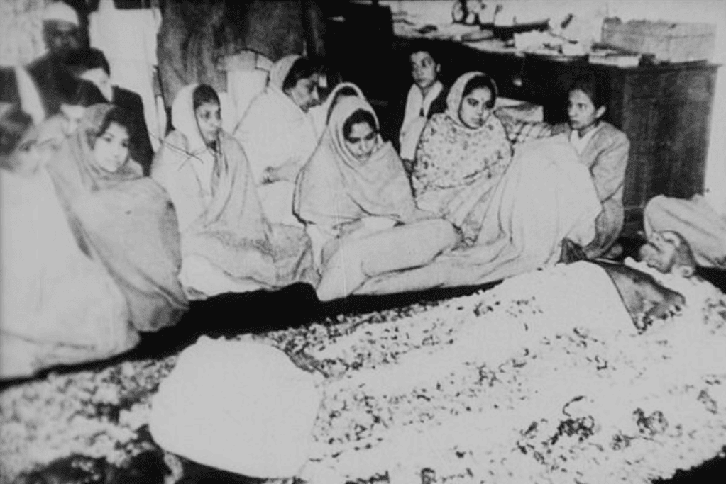 facts-about-mahatma-gandhi-assasination Image of Mahatma Gandhi lying in state.