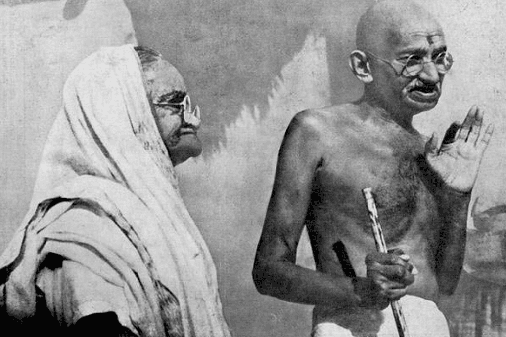 facts-about-mahatma-gandhi-faqs Image of Mahatma Gandhi and his wife Kasturba for a blog post covering facts about Mahatma Gandhi.