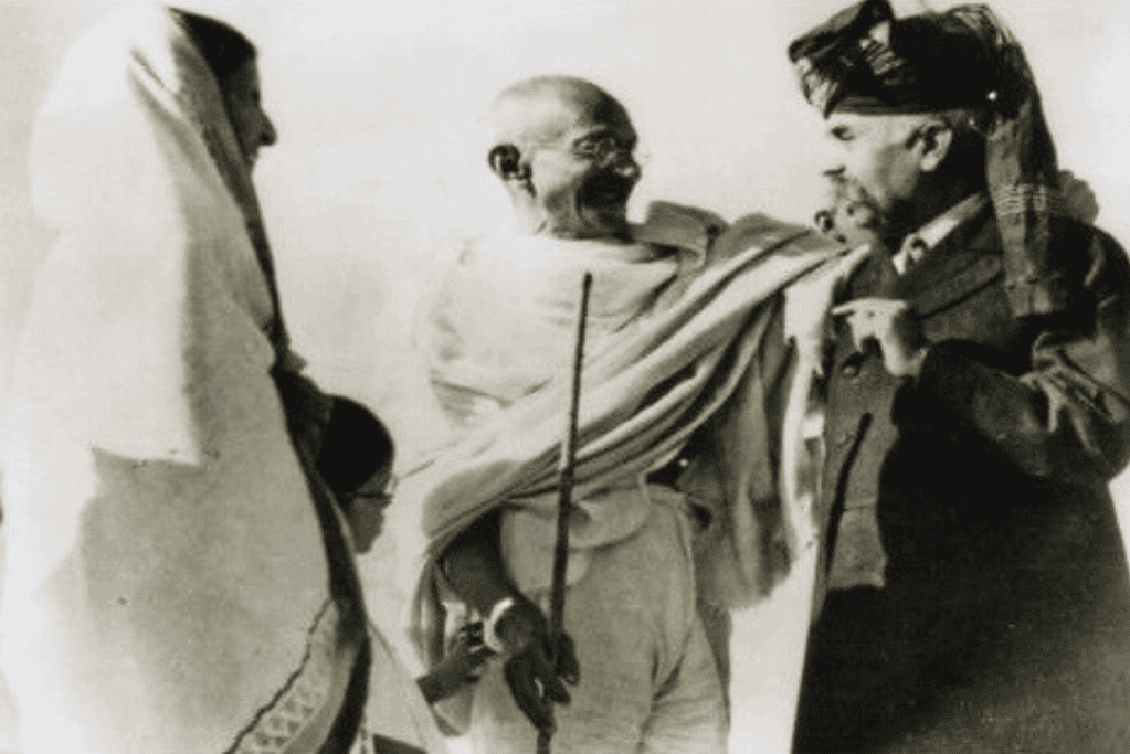 facts-about-mahatma-gandhi-polyglot Image of Gandhi greeting two supporters.