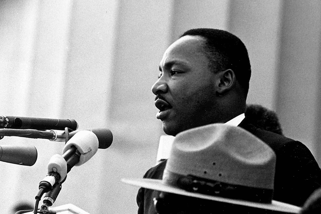 Image of MLK at the Lincoln Memorial delivering his remarks.
