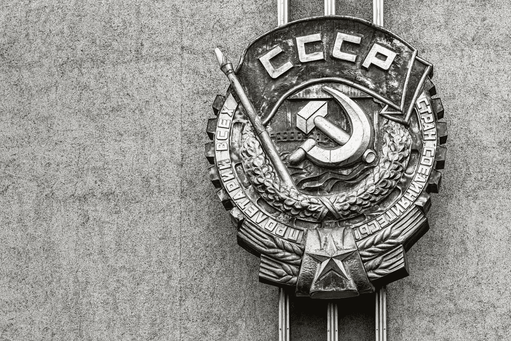 Image of a Soviet-era crest prior to the fall of the Soviet Union which began on Christmas Day 1991 for an article covering significant historical events on Christmas Day.