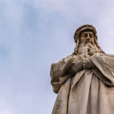 Image of a statue of Leonardo da Vinci for a blog post covering fascinating facts about Leonardo da Vinci.
