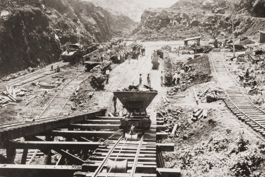 Image of workers digging the Culebra Cut.