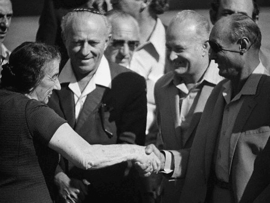 facts-about-golda-meir-faqs Image of Golda Meir shaking hands with Moshe Dayan.