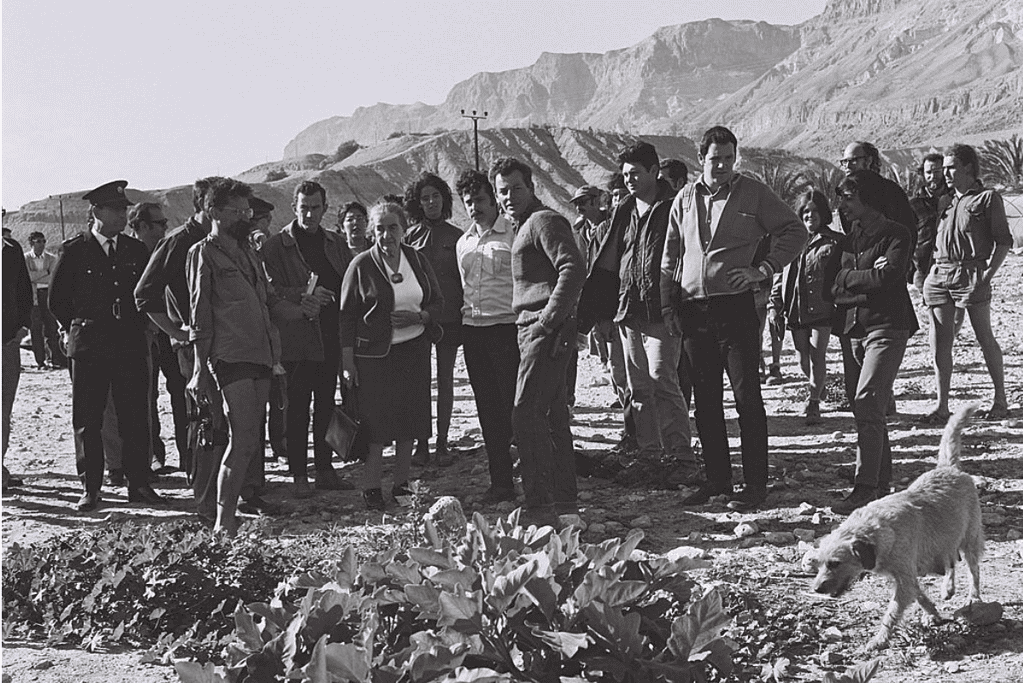 facts-about-golda-meir-language-challenges Image of Golda Meir pictured with residents of the Ein Gedi kibbutz.