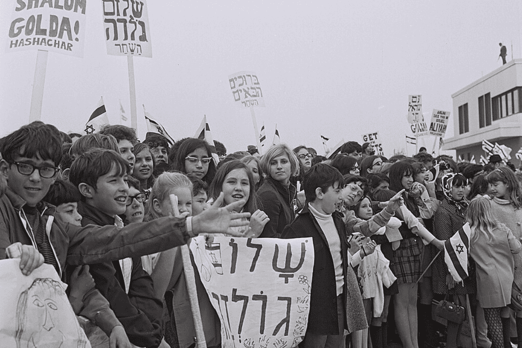 facts-about-golda-meir-milwaukee-teacher Image of students in Milwaukee, Wisconsin wait for Golda Meir to arrive.